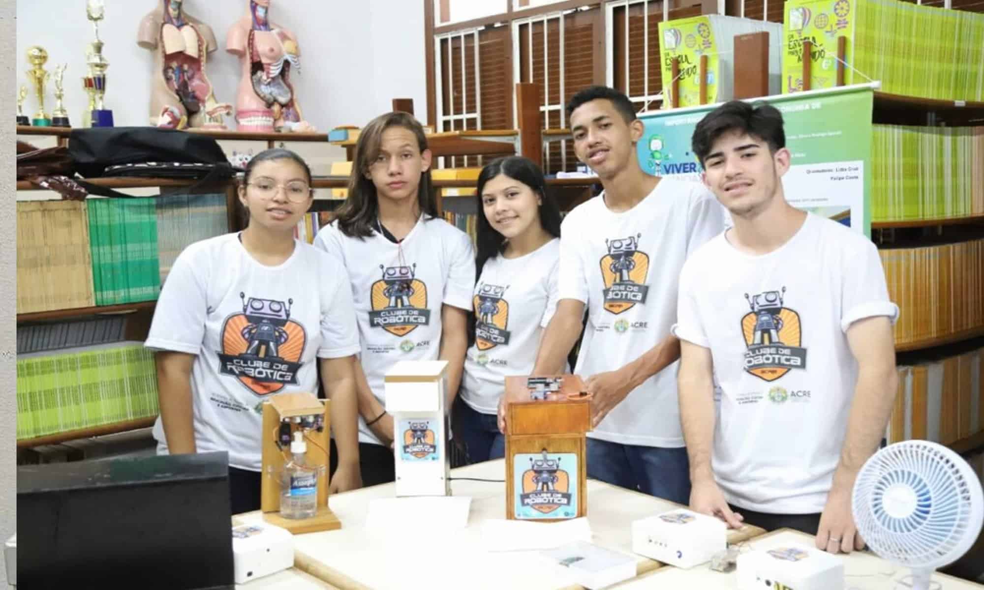Entre os trabalhos apresentados está o dispenser de álcool em gel. Foto: Mardilson Gomes