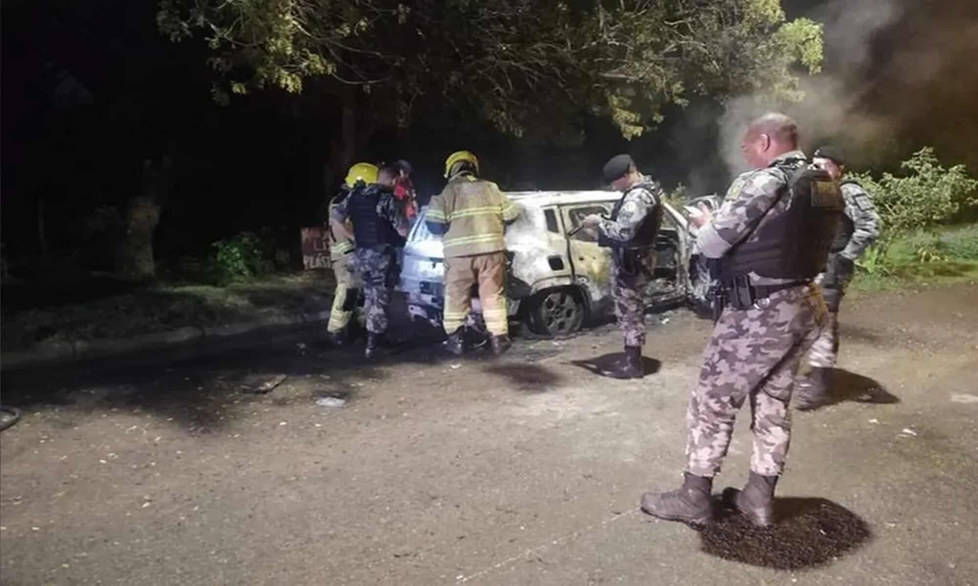 11 Corpos estavam dentro do porta-malas de carro incendiado em Porto Alegre — Foto: RBS TV/Reprodução