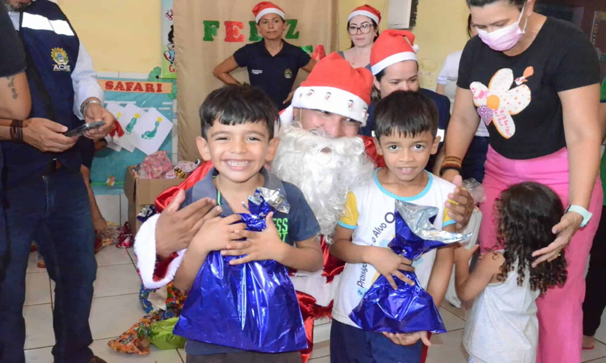 Papai Noel da Seet fez a alegria da criançada do Taquari. Foto Victor Nogueira/Seet