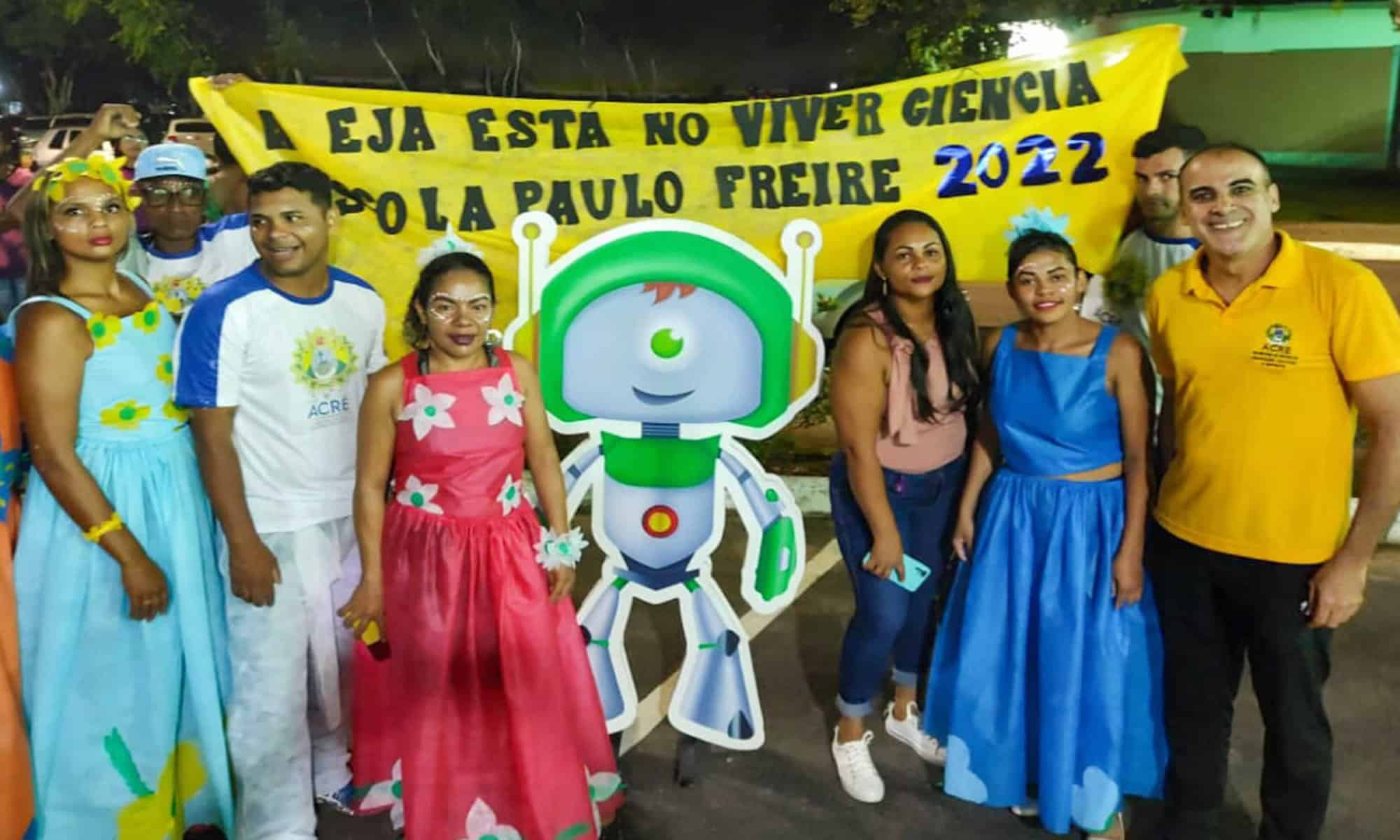 12 Professor Marcelo Pereira com seus alunos da Educação de Jovens de Adultos. Foto: Arquivo pessoal