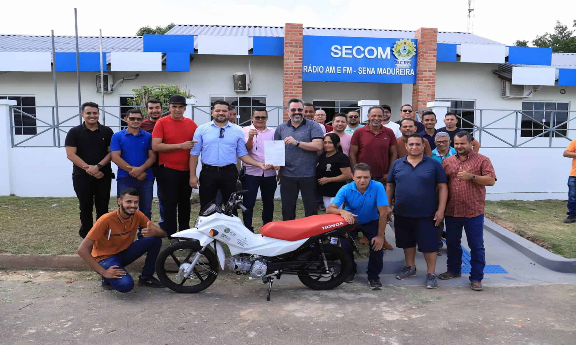 Deputado Alan Rick entregou um motocicleta para a otimizar os trabalhos da rádio. Foto: Alefson de Oliveira/Secom