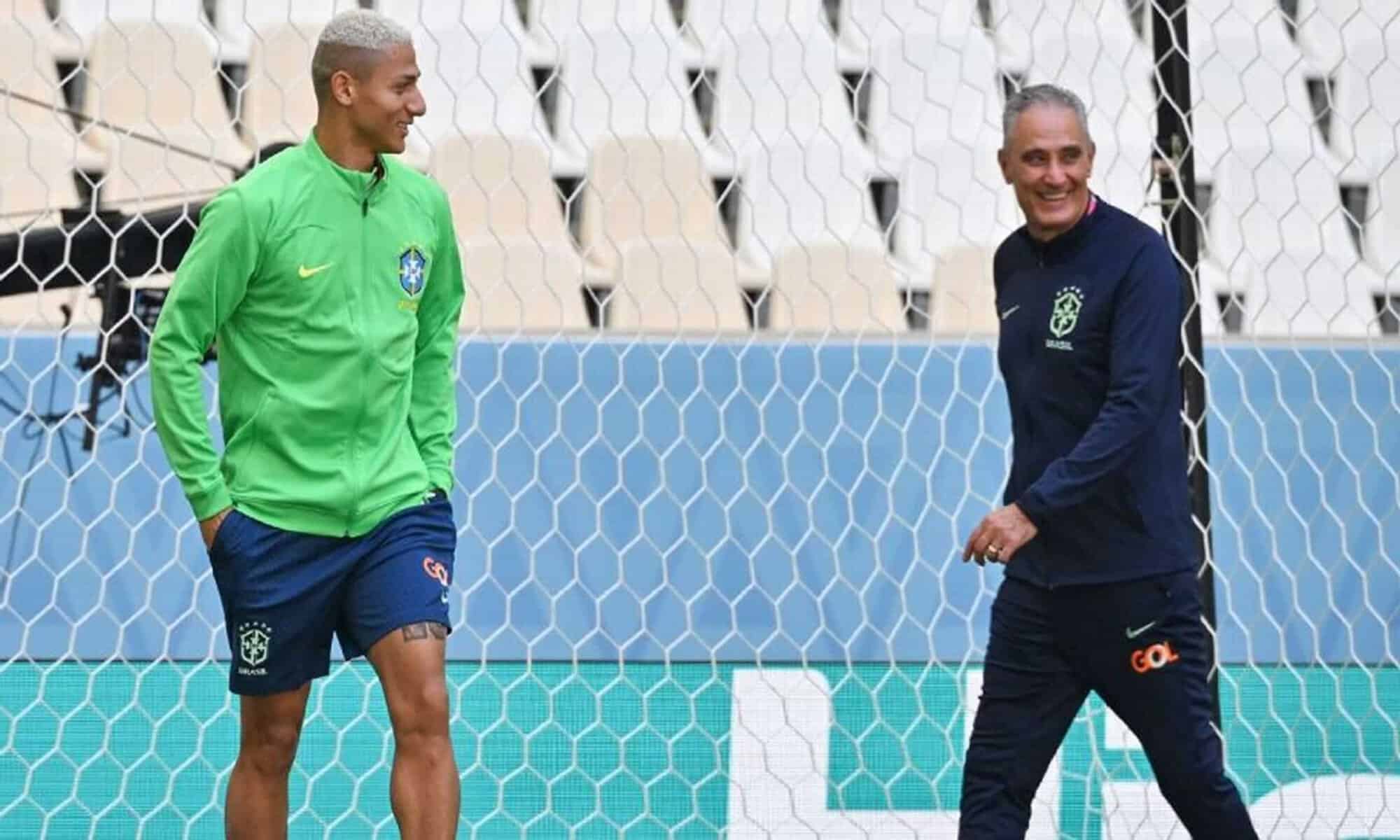 Tite e Richarlison sorriem durante o reconhecimento da seleção brasileira no Estádio Lusail na Copa do Mundo do Qatar Getty
