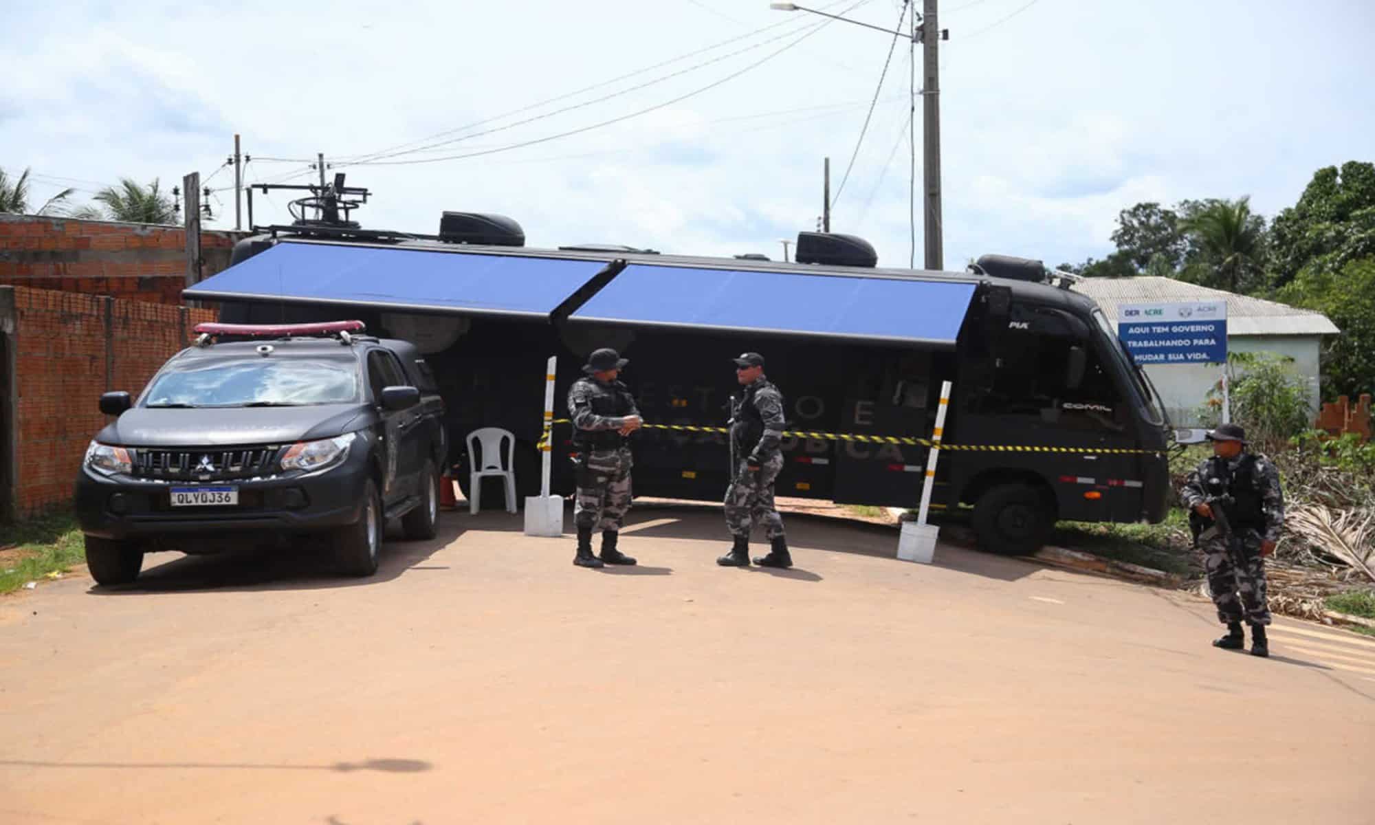 15 Homens do Batalhão de Operações Especiais da Polícia Militar em base móvel na cabeceira da ponte da vila boliviana de Montevidéu, na fronteira com o município de Plácido de Castro. Reforço agora será da Força Nacional. Foto: Dhárcules Pinheiro/Asscom Sejusp