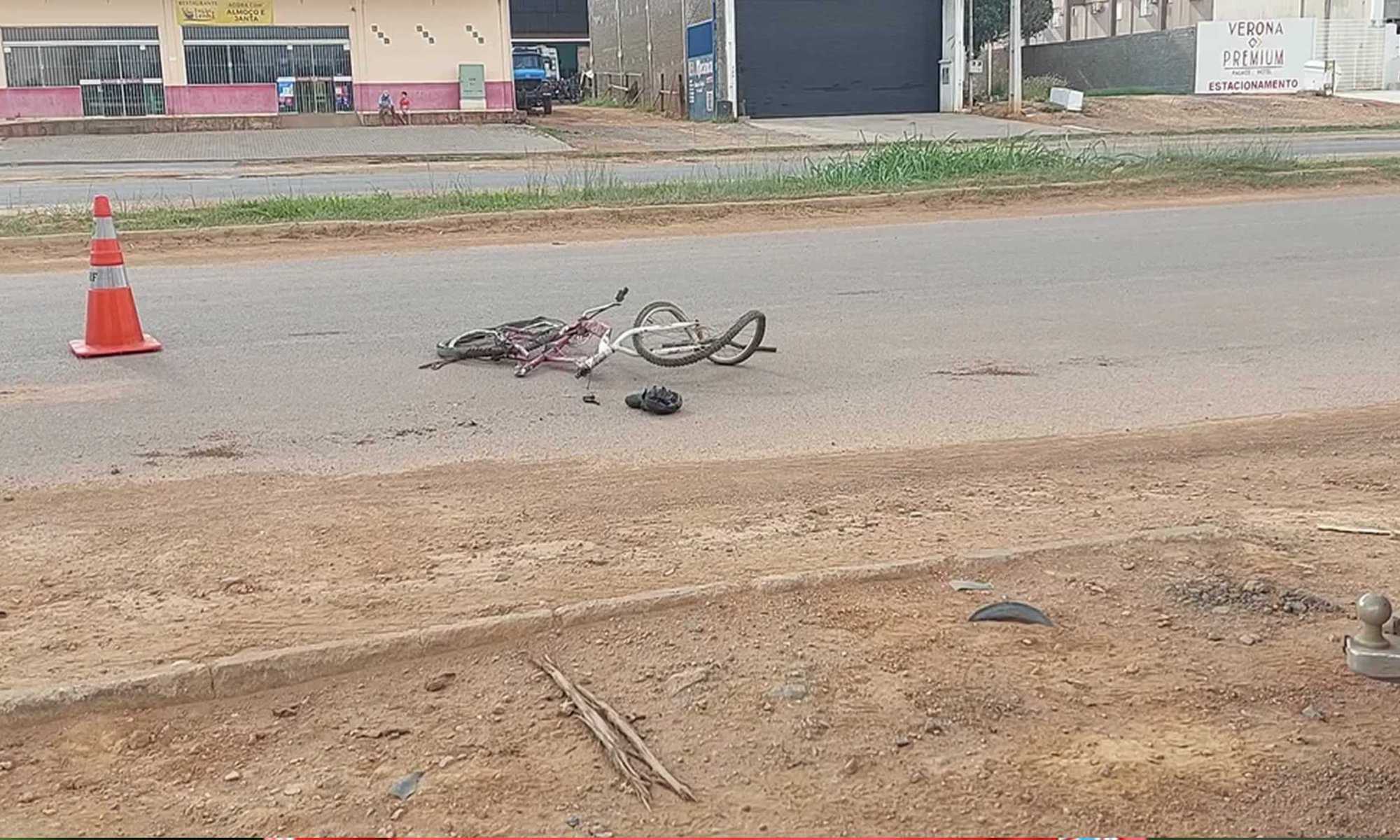 15 Bicicleta ficou destruída após ser atingida por carreta, em RO — Foto: Rede Amazônica/Ana Cláudia Ferreira