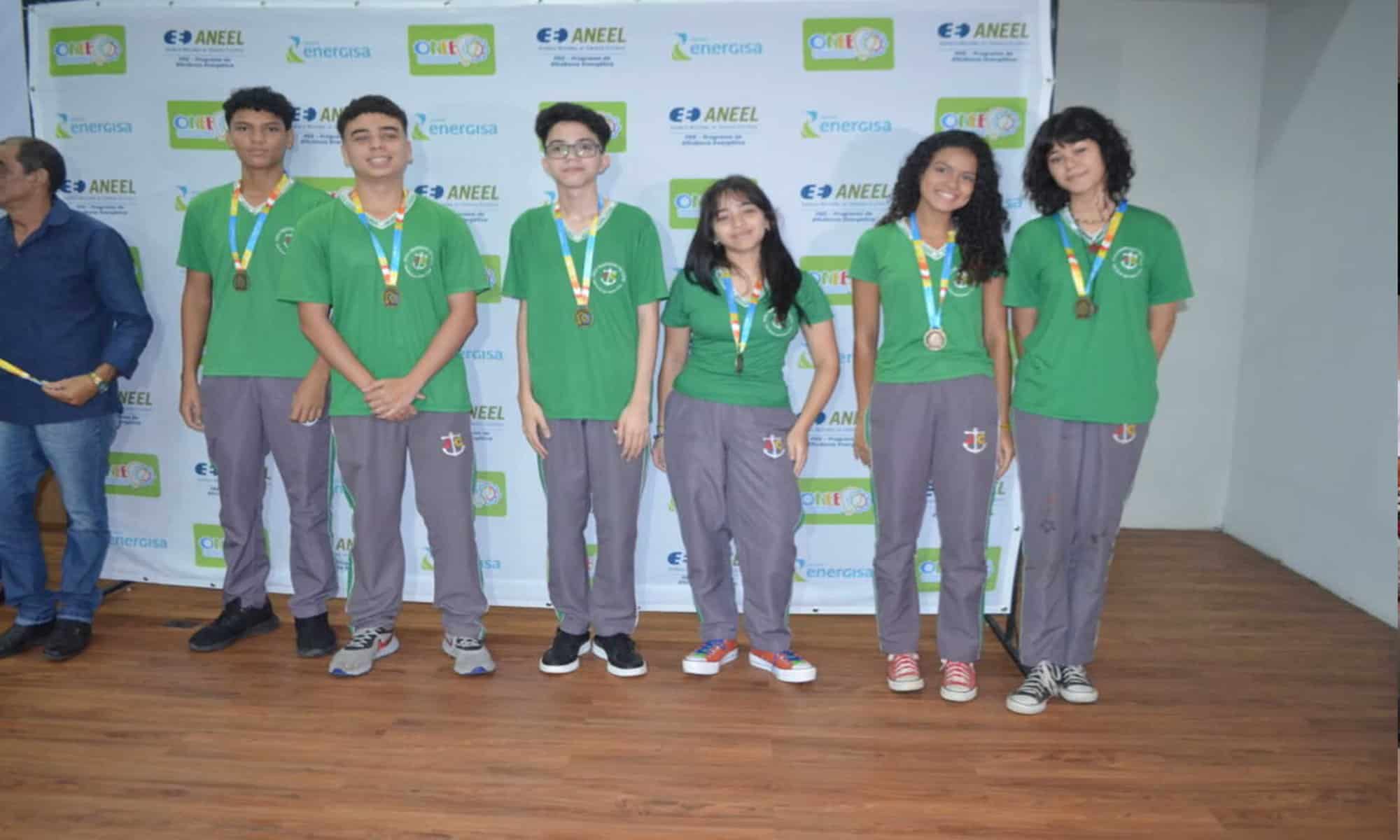 A Escola João Calvino, de Rio Branco, recebeu 37 medalhas, além de dois notebooks. Foto: Stalin Melo