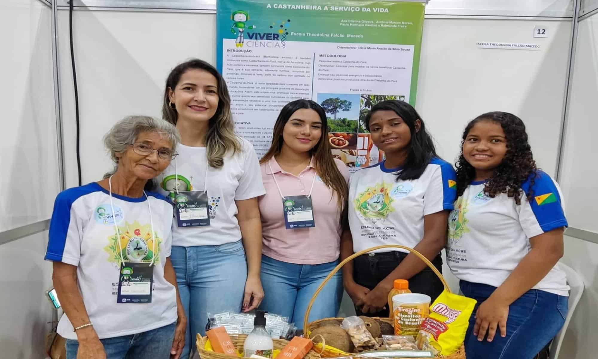 A estudante Raimunda Freitas (E), de 61 anos, participa pela primeira vez de um evento científico. Foto: Dayana Soares/Ascom SEE