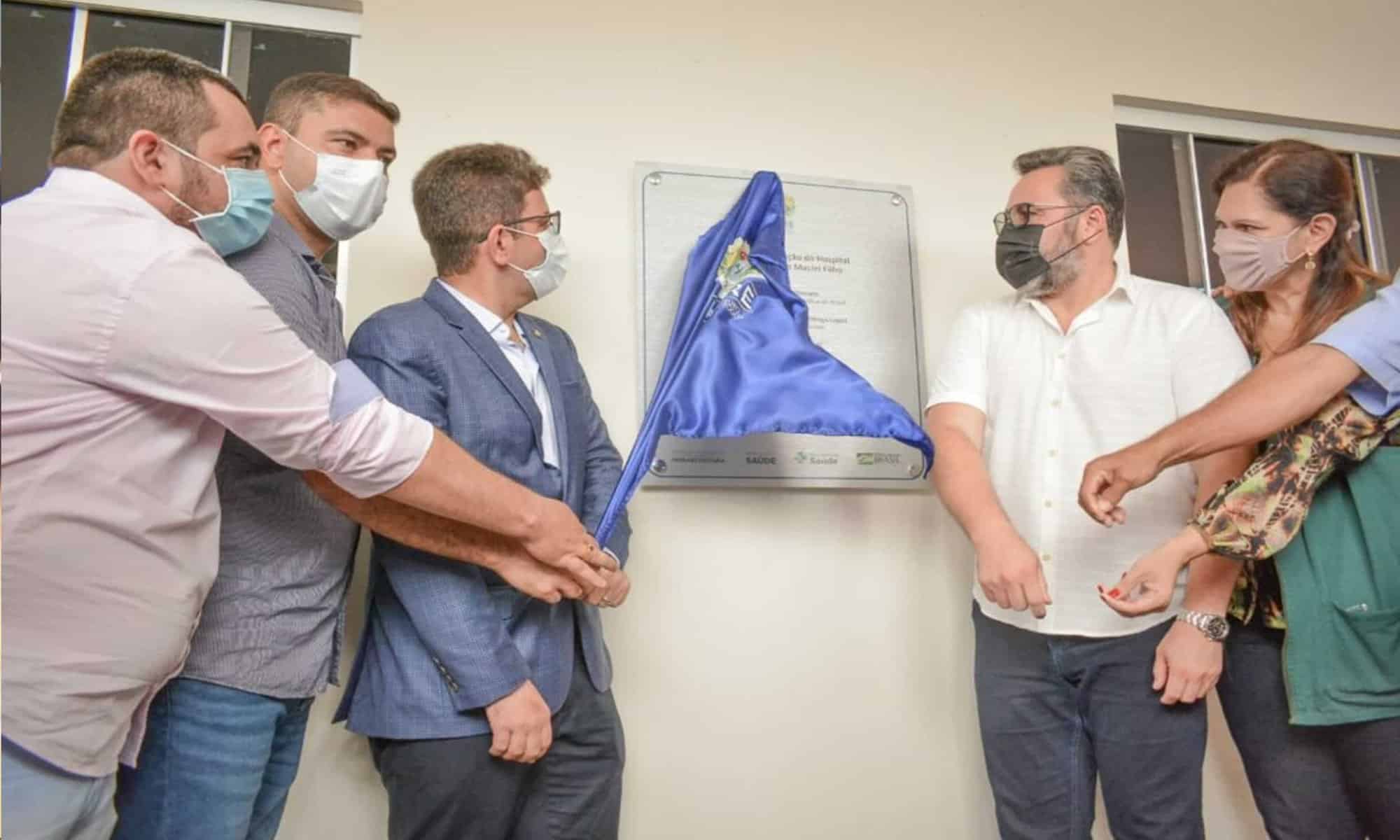 Governador Gladson Cameli e parceiros celebrando a entrega da reforma e ampliação do hospital. Investimento de valor imensurável à população de Mâncio Lima. Foto: Marcos Santos/Secom