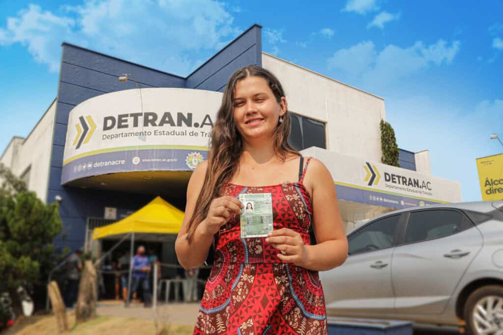 Primeira CNH Social entregue, na imagem Gessica Martins. Foto: Renato Beiruth/Detran