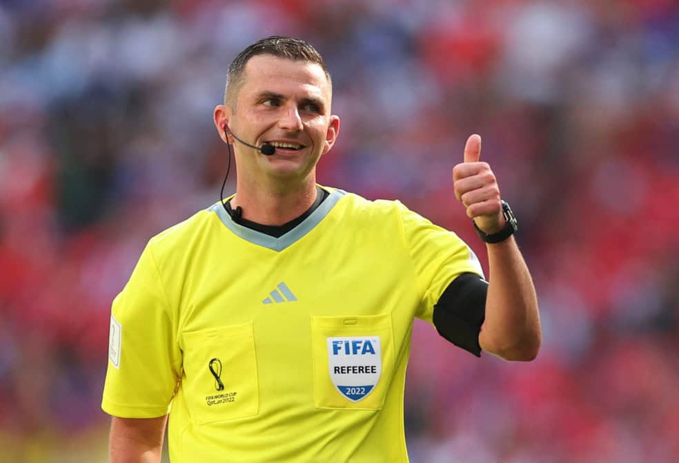 2022-11-27t103304z-1016262076-up1eibr0tb16j-rtrmadp-3-soccer-worldcup-jpn-cri-report Árbitro inglês Michael Oliver em Japão x Costa Rica — Foto: Reuters