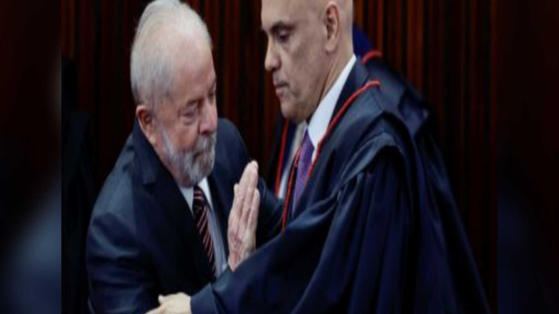 Lula e Moraes se cumprimentam em cerimônia de diplomação em Brasília
12/12/2022REUTERS/Ueslei Marcelino
