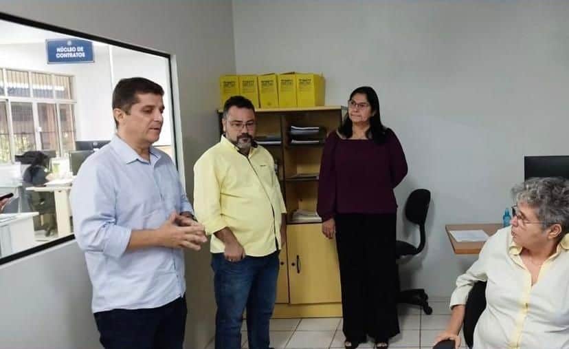 WhatsApp-Image-2022-12-07-at-12.46.31-2 (1) Controlador-geral Luis Almir Brandão em visita ao Deracre. Foto: cedida