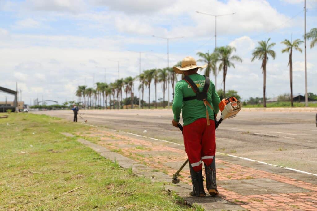 Tem sido executada roçagem e limpeza pública no estacionamento. Foto: Egídio Roque/Deracre