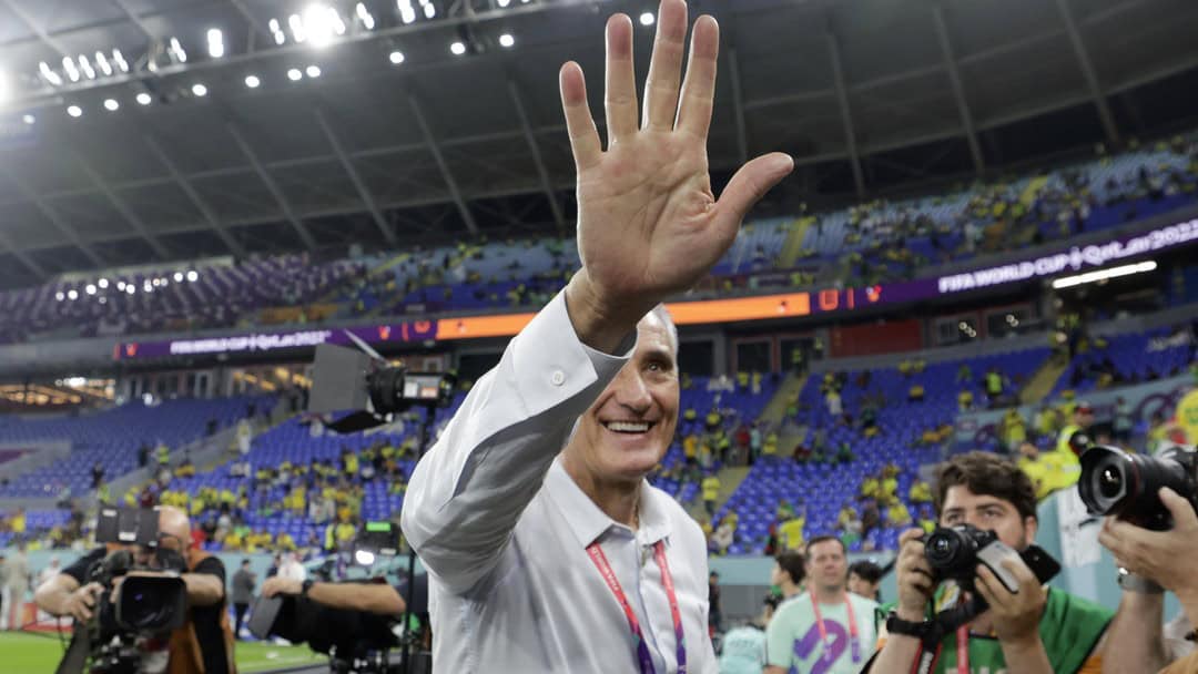 a119a126854524d86275014efb293f2154a95f48w Tite celebra classificação da seleção brasileira para as quartas de final da Copa do Mundo — Foto: EFE