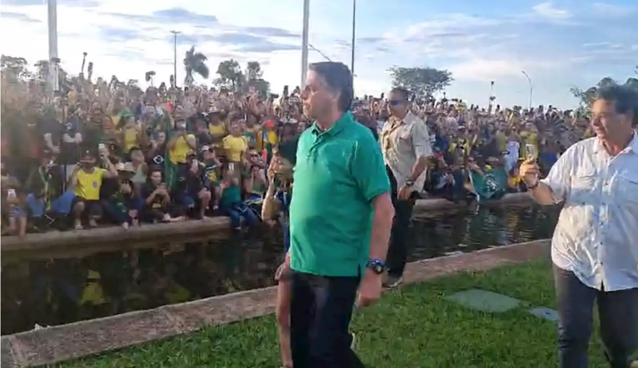 Bolsonaro recebe apoiadores, ouve reza e fica em silêncio no Alvorada