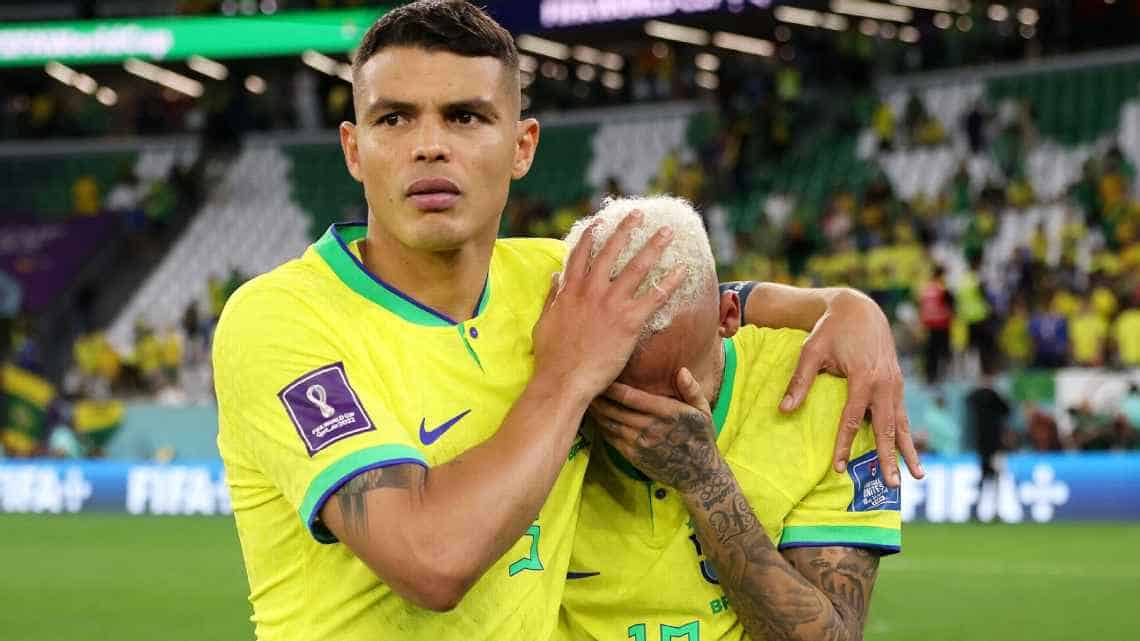 i Thiago Silva consola Neymar após eliminação do Brasil na Copa do Mundo Maja Hitij - FIFA/FIFA via Getty Images
