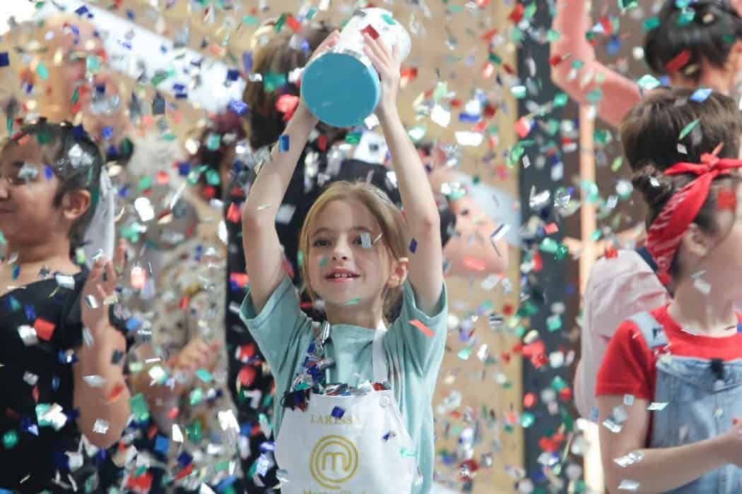 larissa-posando-com-trofeu-masterchef-junior-1050×700 Foto: Melissa Haidar/Band