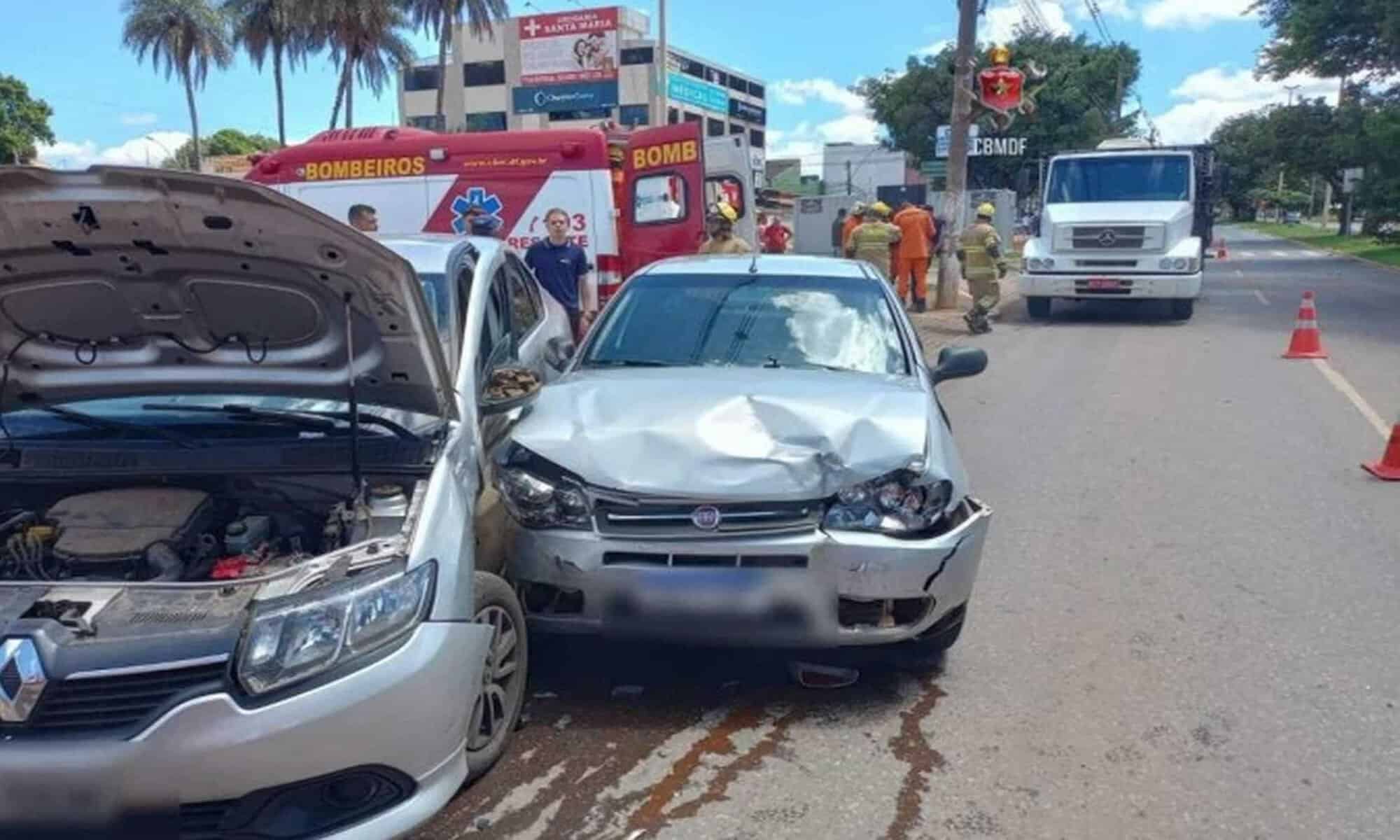 04 Colisão envolvendo quatro veículos no Gama - (crédito: CBMDF/Divulgação)