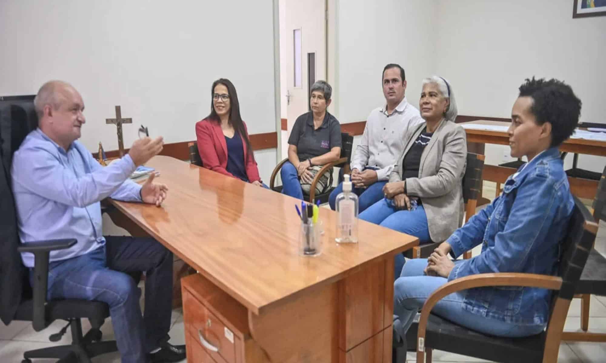 A equipe realiza vistoria in loco do frigorífico, vigilância sanitária e documentação de fiscalização do Idaf. Foto: Diego Gurgel