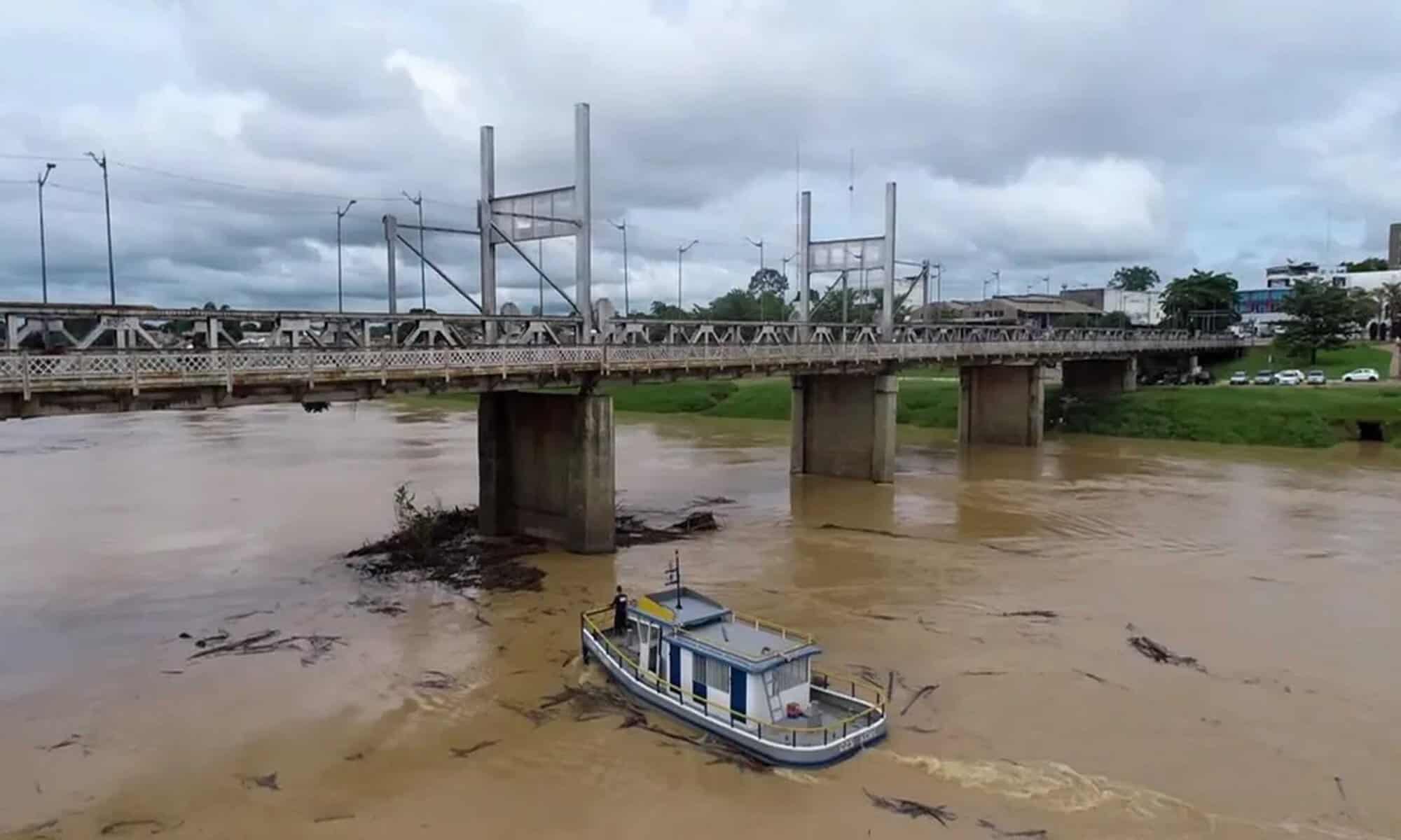 Equipes do Deracre retiram balseiros acumulados próximo à Ponte Metálica — Foto: Rafael Dias/Secom