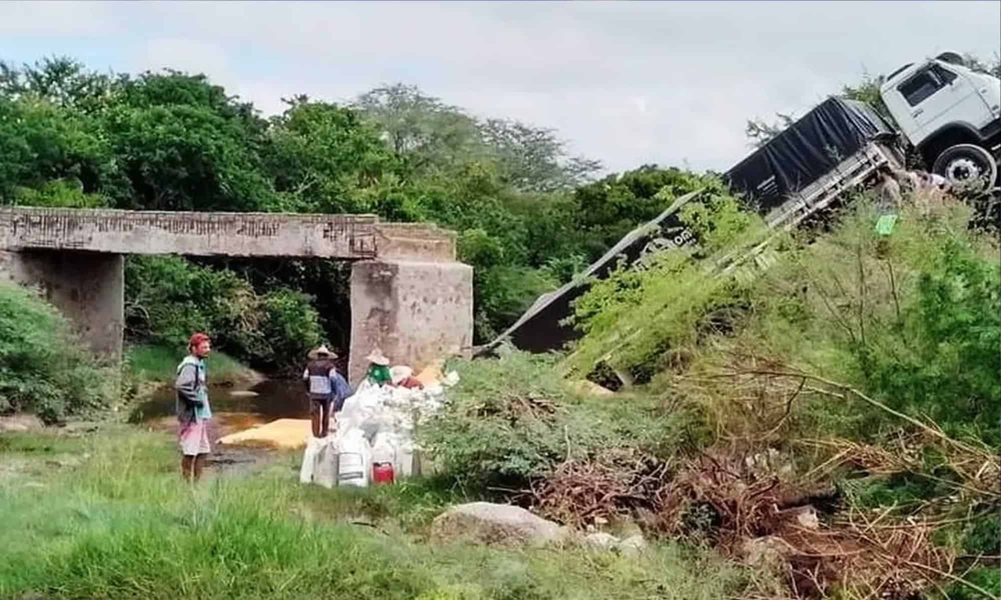 Ponte cai durante passagem de caminhão carregado de cereais — Foto: Reprodução/Calila Noticias