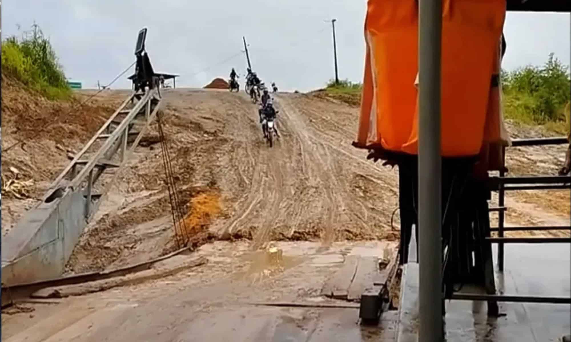 Motoristas enfrentam a lama durante descida de porto em Cruzeiro do Sul — Foto: Reprodução/Rede Amazônica Acre