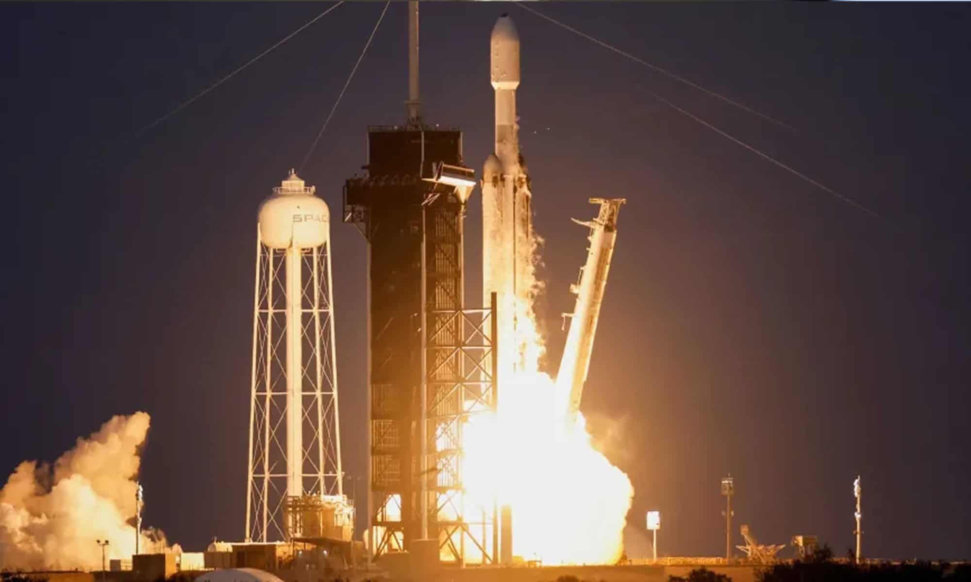 18 O foguete da SpaceX Falcon Heavy é lançado na missão secreta USSF-67 para a Força Espacial dos EUA em Cabo Canaveral, na Flórida
REUTERS/Joe Skipper