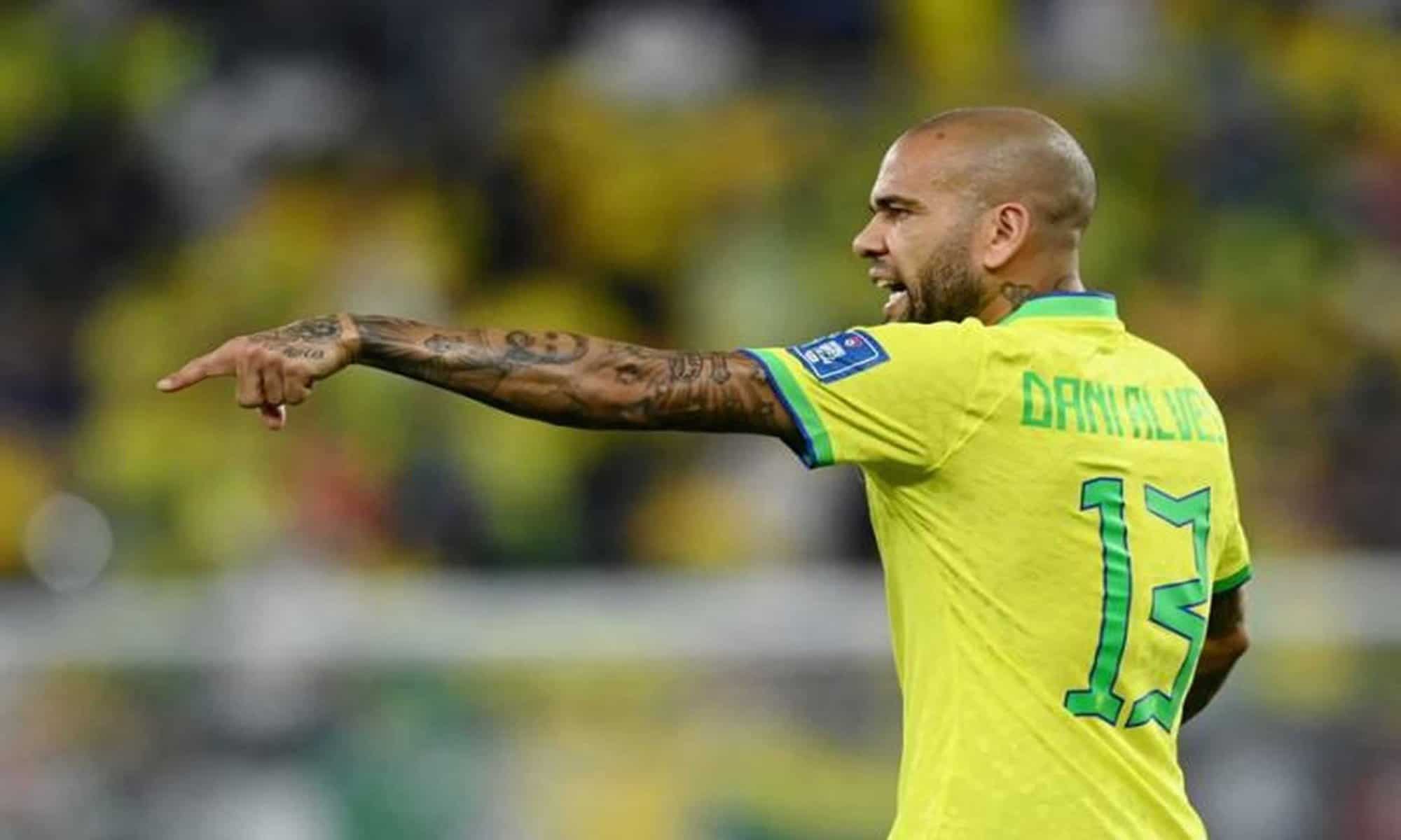 20 Daniel Alves durante partida entre Brasil e Camarões pela Copa do Mundo do Catar