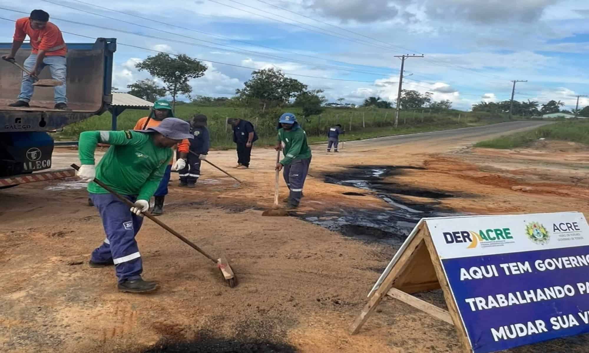 Equipe do Deracre executa serviço no acesso ao conjunto. Foto: Ascom/Deracre