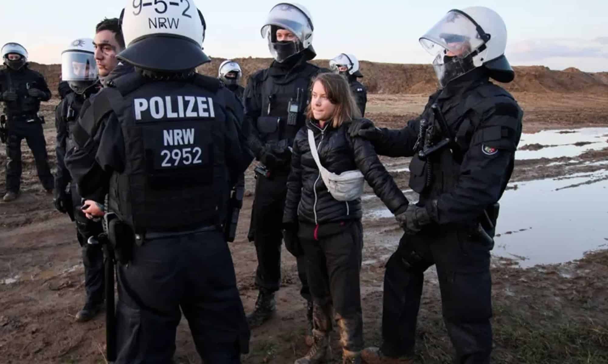 26 Policiais detêm a ativista climática Greta Thunberg na Alemanha na terça-feira (17).
Wolfgang Rattay/Reuters