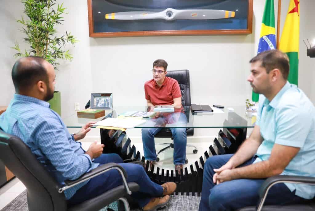 4E0EAFD7-481D-47C3-B2FD-489FC76CE8DD-1024×686 Nesta terça-feira, 17, o governador Gladson Cameli recebeu o presidente da Fundação Hospitalar do Acre, João Paulo Silva, e o deputado Nicolau Júnior, presidente da Assembleia Legislativa. Foto: Marcos Vicentti/Secom