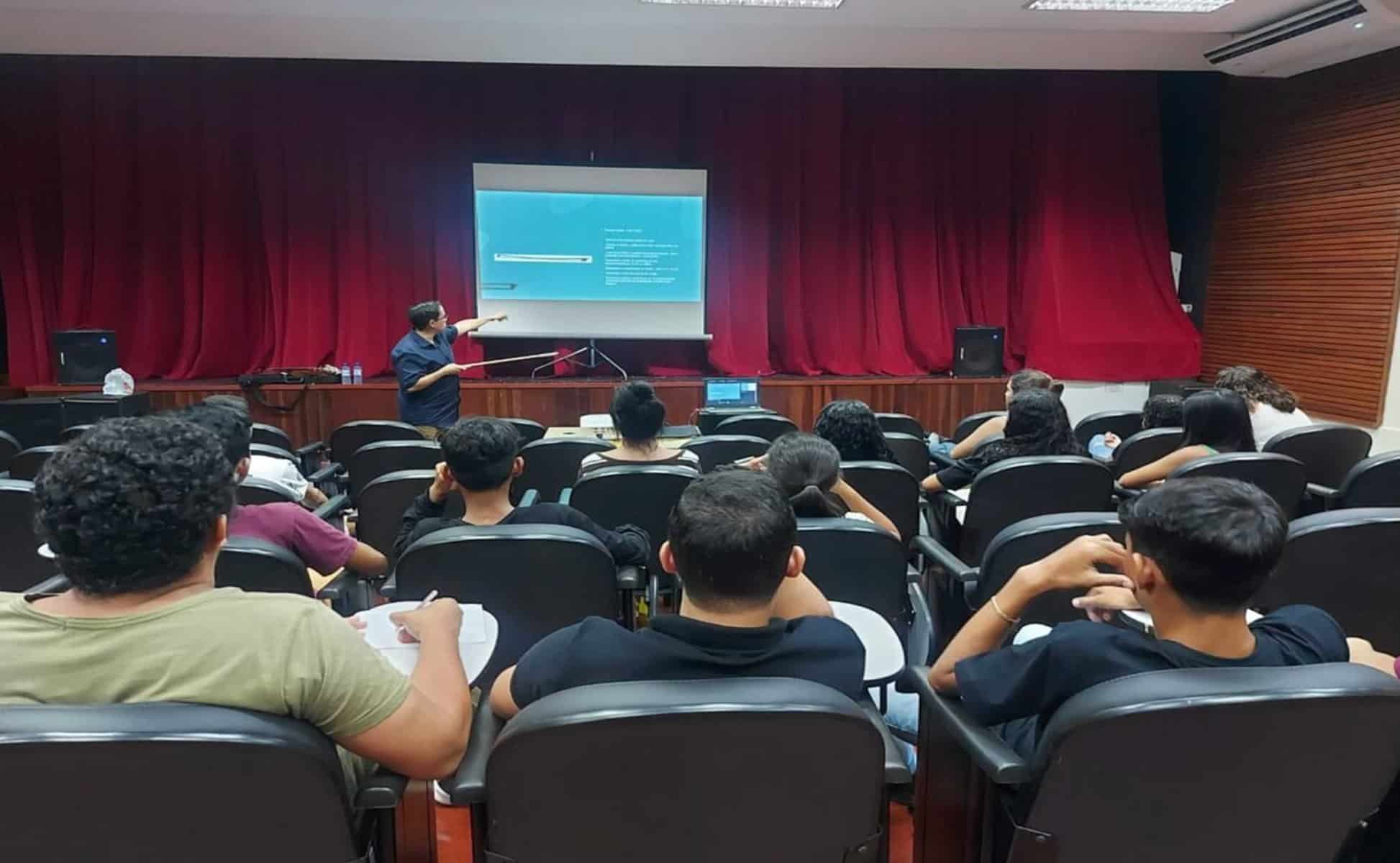 Leonardo Feichas apresentou conteúdos didáticos sobre música erudita Foto: André Araújo/SEE