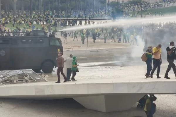 Bolsonaristas-invadem-o-Congresso-nacional-palacio-planalto-e-STF-em-manifestação-antidemocrática-6-600x400