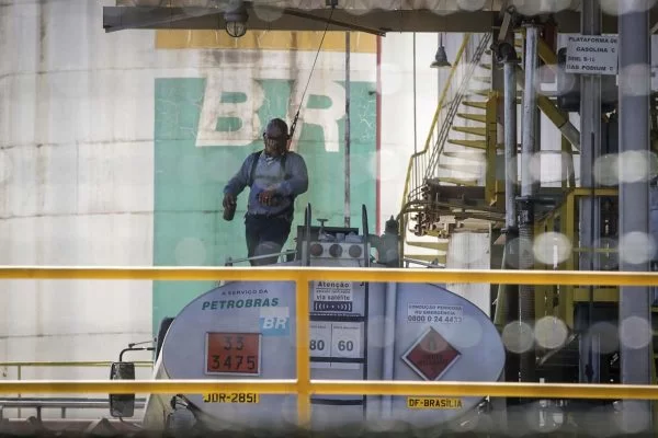 Centro-de-Distribuição-da-Petrobras-no-SIA-combustivel-tanque-gasolina-alcool-diesel-2-600×400 Centro-de-Distribuição-da-Petrobras-no-SIA-combustivel-tanque-gasolina-alcool-diesel-2-600x400