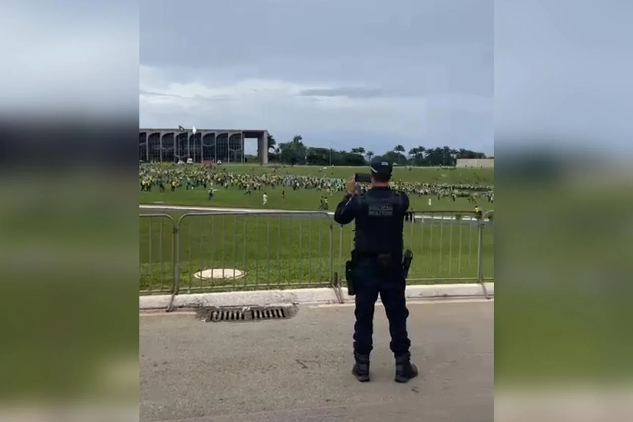 Foto-pm-filmando-bolsonaristas