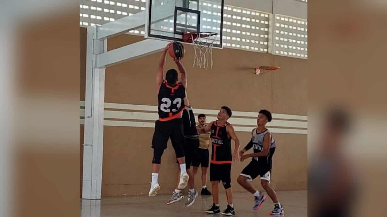 Será disputado neste sábado, 28, a partir das 8 horas, na UFAC(atletismo), Sesc Bosque(Xadrez) e IFAC(Basquete 3×3) o 1º Open do Desporto Escolar. A competição, nas três modalidades, terá 250 atletas.“Estamos iniciando a temporada com um grande evento. A nossa temporada vai contemplar todas as modalidades e ainda teremos as competições regionais e nacionais”, explicou o presidente da Federação Acreana do Desporto Escolar.Atletismo vai formar seleçãoA competição de atletismo vai servir para formar a seleção acreana que vai representar o Acre no Brasileiro Escolar em Brasília, no Distrito Federal, entre os dias 20 e 23 de março.Um dia de basqueteNo basquete 3×3 serão disputadas 26 partidas com a previsão do fechamento da competição para às 18 horas.“Teremos um dia de muito basquete no IFAC. Uma competição sem favoritos no feminino e no masculino”, comentou Pamela Távora.