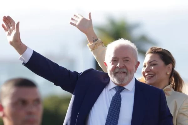 Lula-recebe-a-faixa-presidencial-na-rampa-do-Palácio-do-Planalto-Metrópoles7-600x400