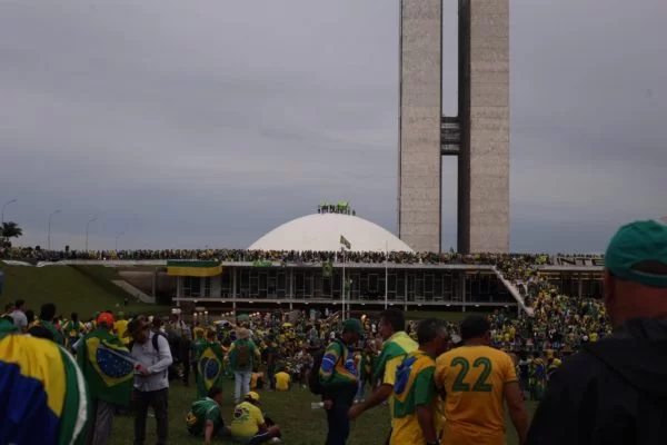 manifestantes-na-cúpula-do-Congresso-Nacional-600x400