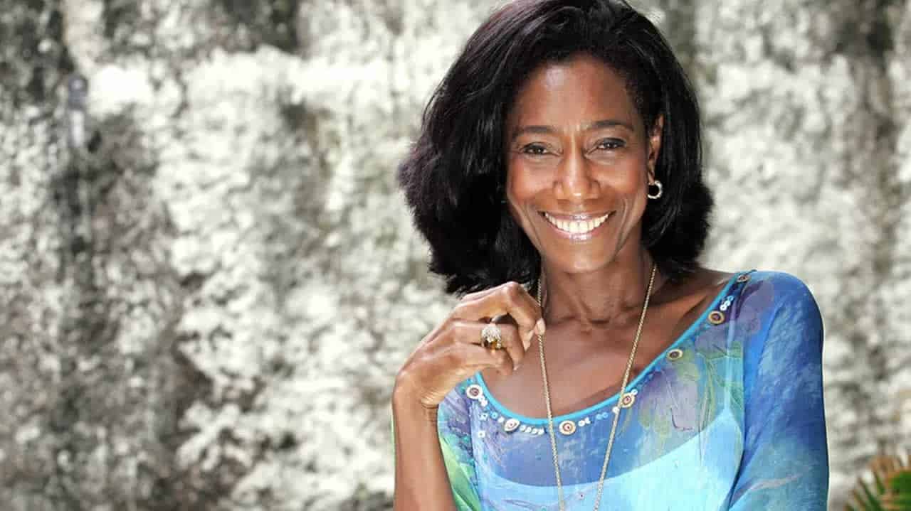 Glória Maria em sua casa no Leblon, Zona Sul do Rio de Janeiro, em novembro de 2005 — Foto: Tasso Marcelo/Estadão Conteúdo/Arquivo