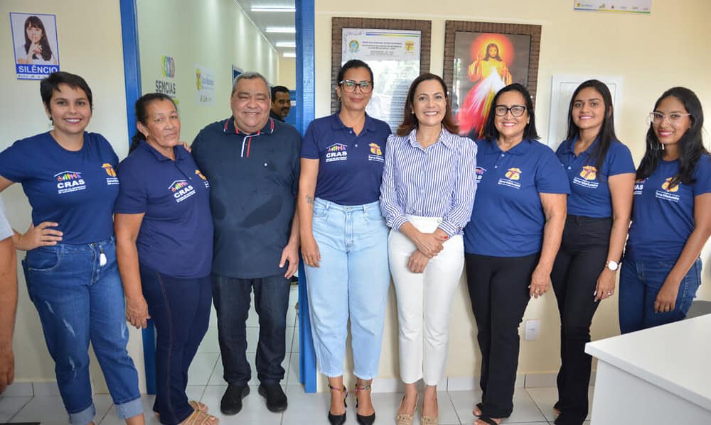 Ao lado de servidoras do Cras, Mailza esteve no evento de inauguração do novo prédio. Foto: Felipe Freire/Secom