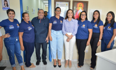 Ao lado de servidoras do Cras, Mailza esteve no evento de inauguração do novo prédio. Foto: Felipe Freire/Secom