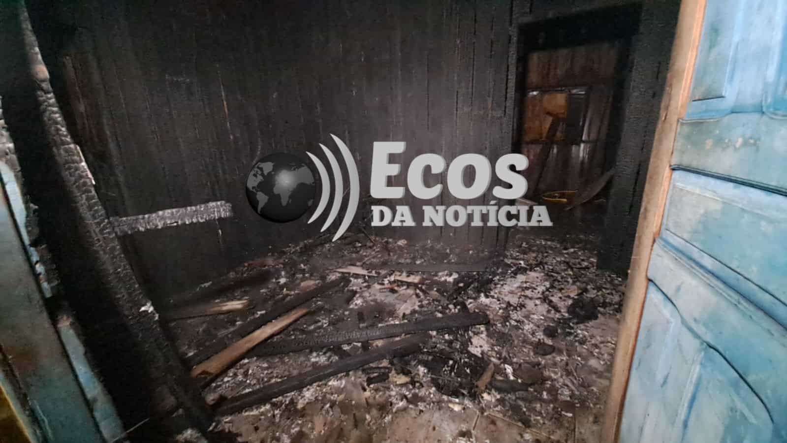 Corpo de Bombeiros é acionado para apagar incêndio em casa abandonada