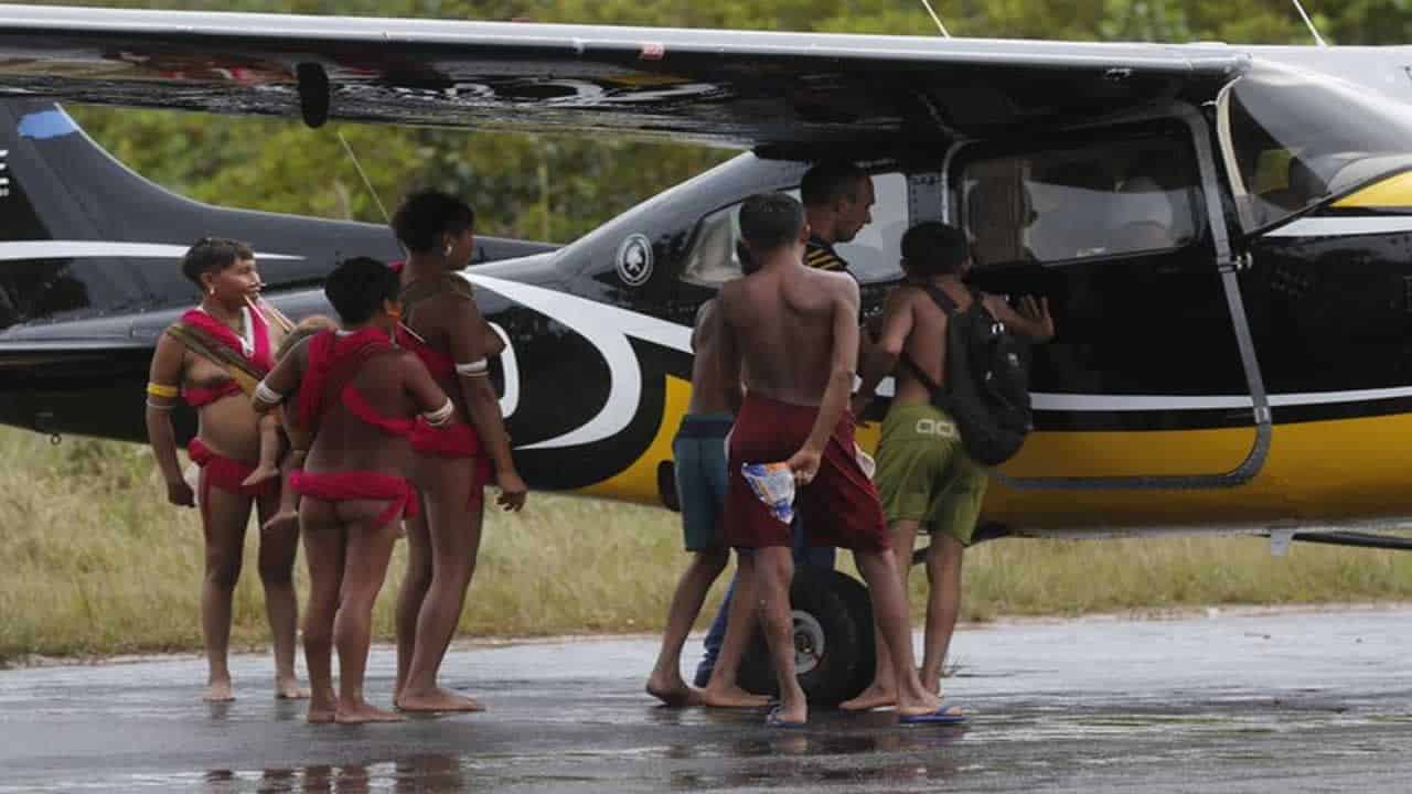 Surucucu (RR), 09/02/2023 - Indígenas yanomami acompanham deslocamento de equipes e material da Força Nacional do SUS no aeroporto de Surucucu. Foto: Fernando Frazão/Agência Brasil - Fernando Frazão/Agência Brasil