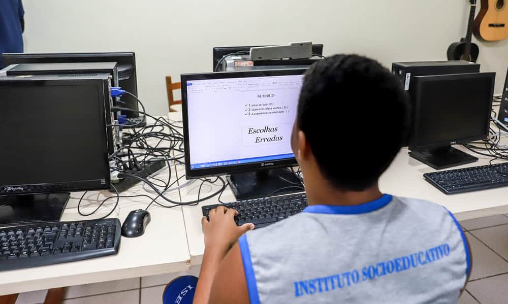 Jovem relata sua história de vida em três capítulos. Foto: Marcos Vicenti/Secom