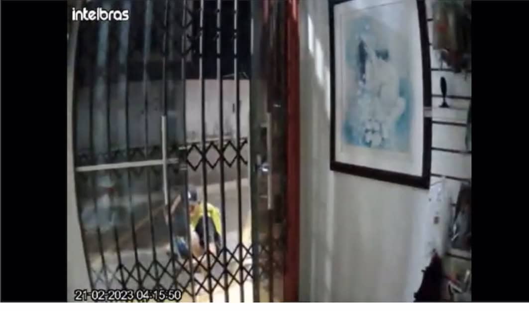 Homem em situação de rua invade sex shop e furta kits eróticos no Parque da Maternidade