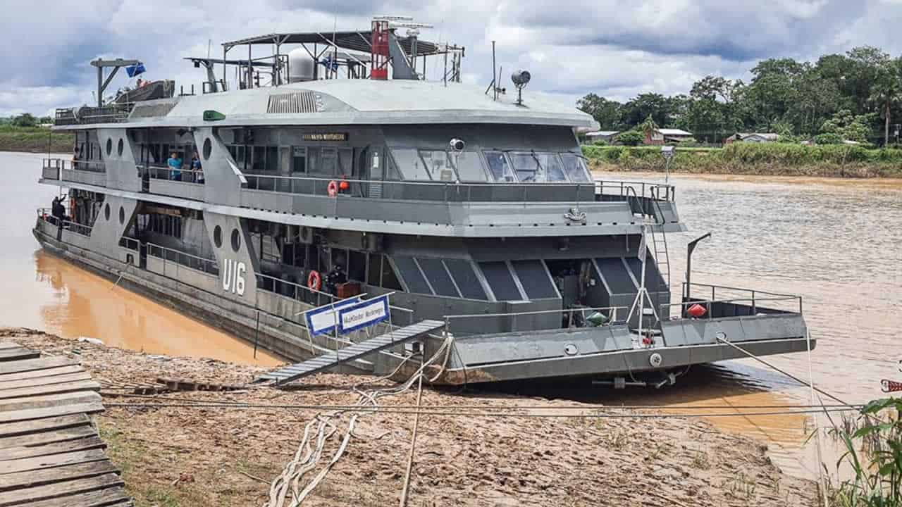 Navio-hospital, às margens do Rio Juruá. Foto: Marcos Santos/Secom