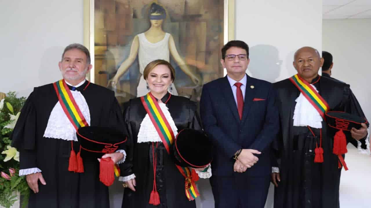 Da esquerda para a direita, o desembargador Luís Camolez, a nova presidente do TJAC, Regina Ferrari, o governador Gladson Cameli e o desembargador Samoel Evangelista. Foto: Marcos Vicentti/Secom