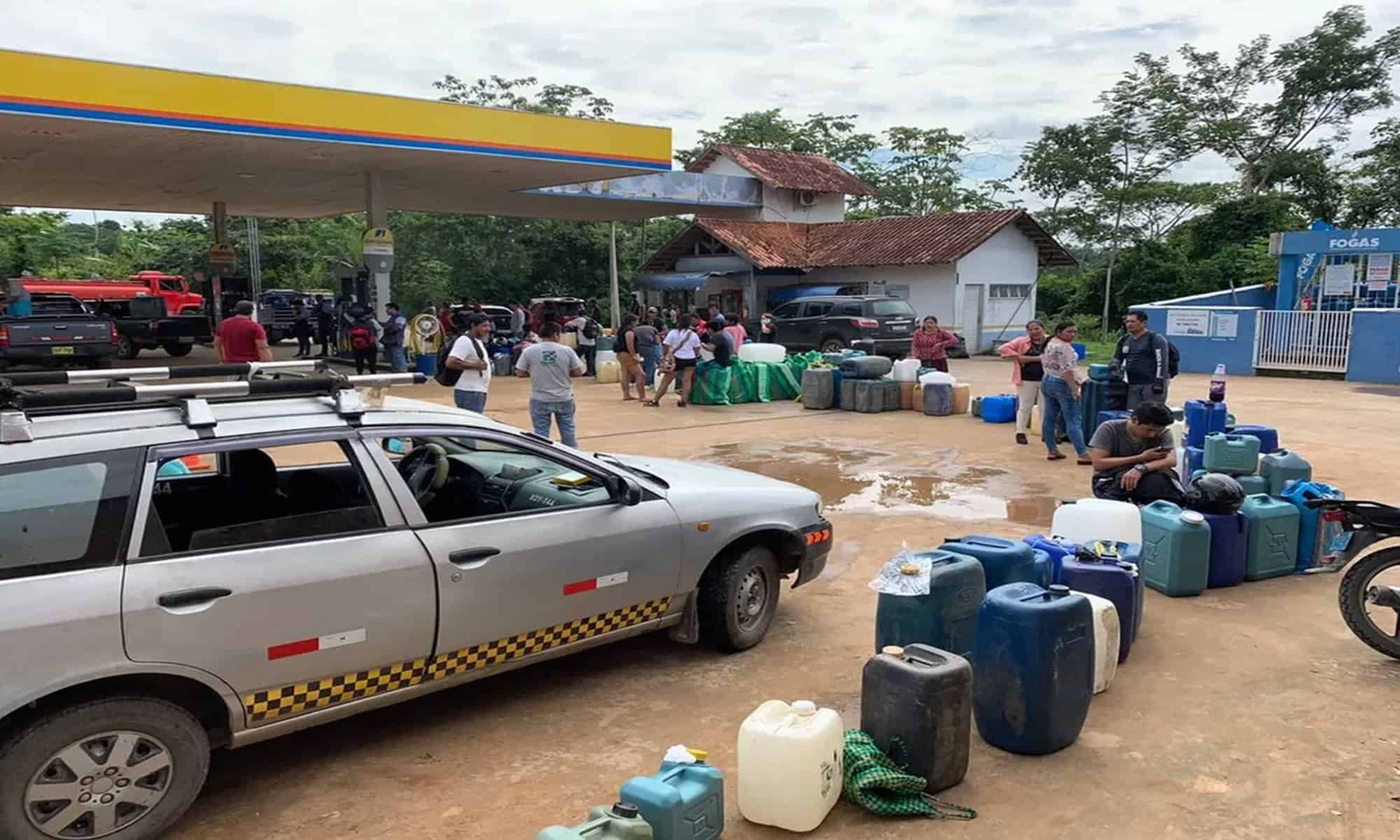 23 Centenas de peruanos chegam ao município diariamente com veículos e galões — Foto: Arquivo pessoal