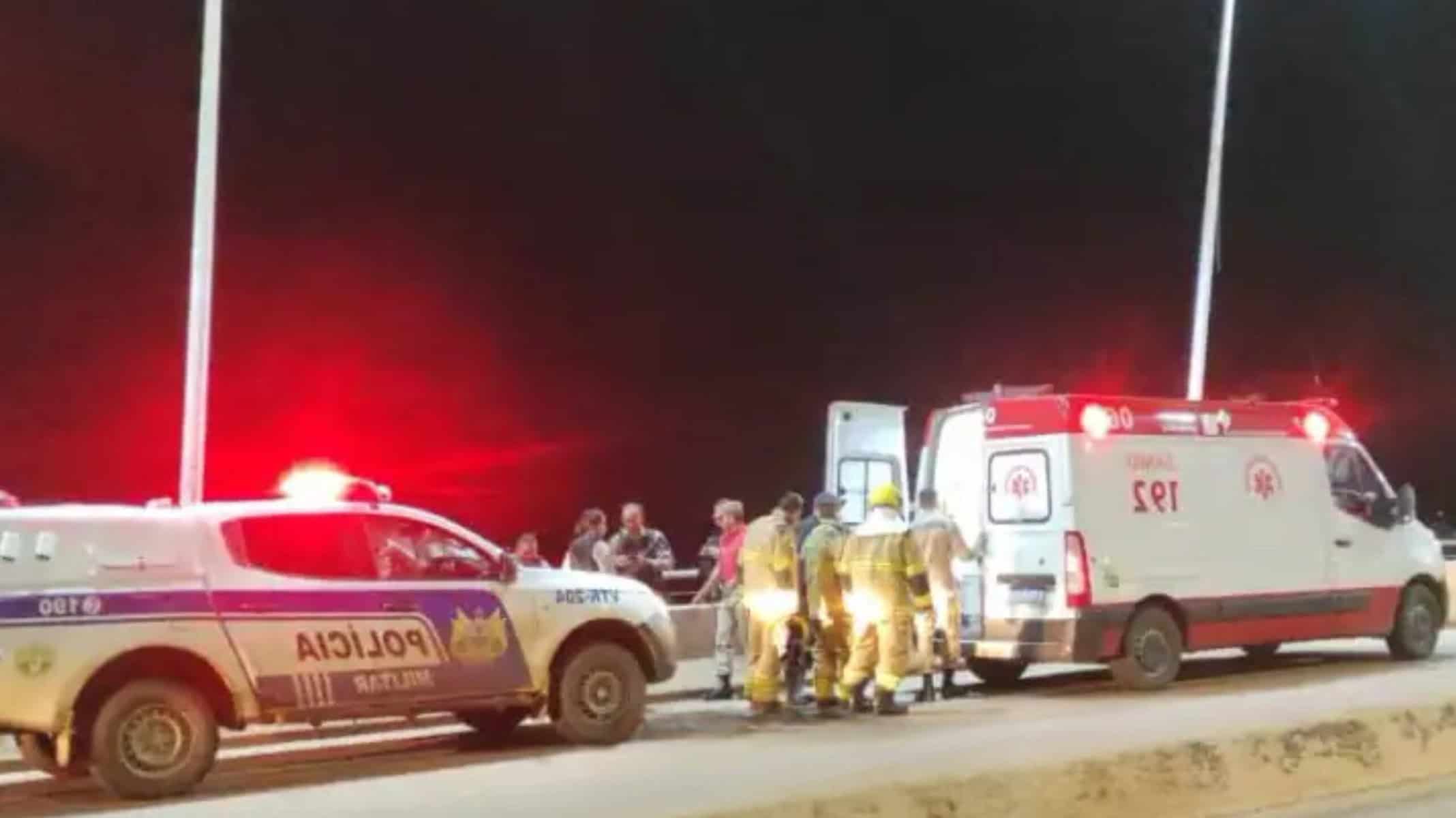 Mulher surta e tenta se jogar de ponte; PM e Bombeiros evitam tragédia