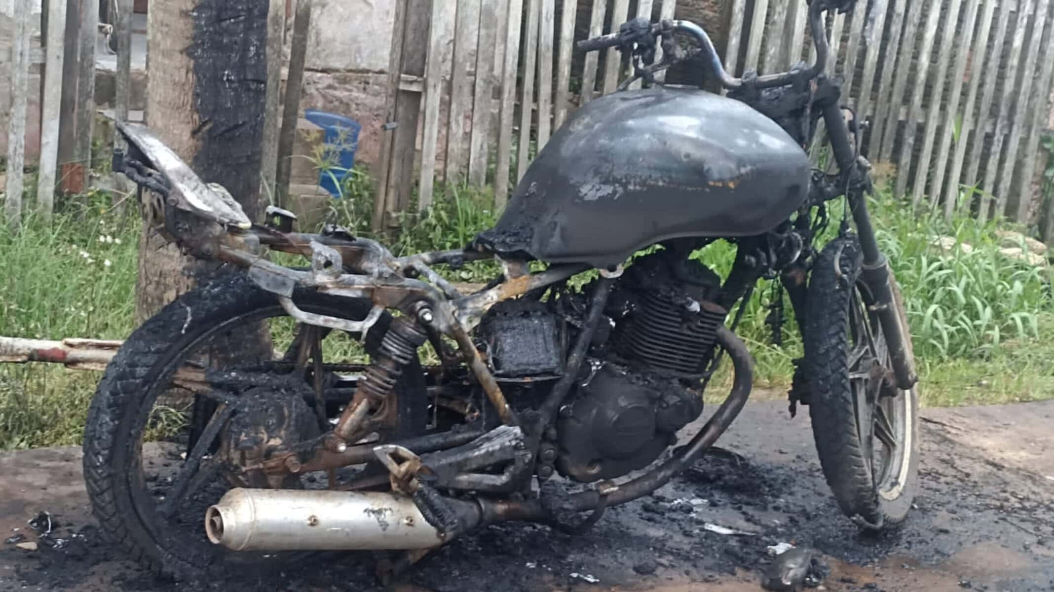 Criminoso incendeia moto de trabalhador em Sena Madureira