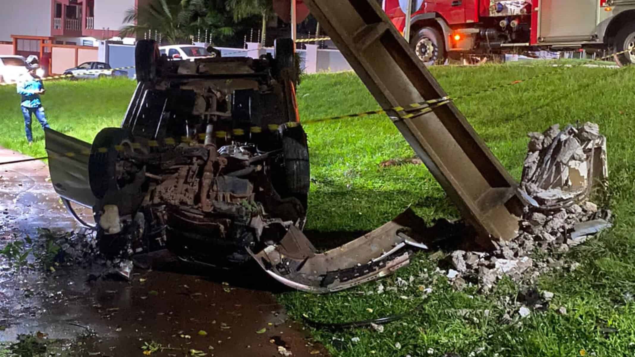 URGENTE: Motorista fica ferido após capotar veículo várias vezes e colidir contra poste